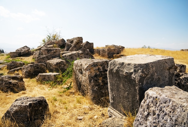 Le grandi pietre squadrate rimaste dopo la costruzione di un antico tempio. Pamukkale. tacchino