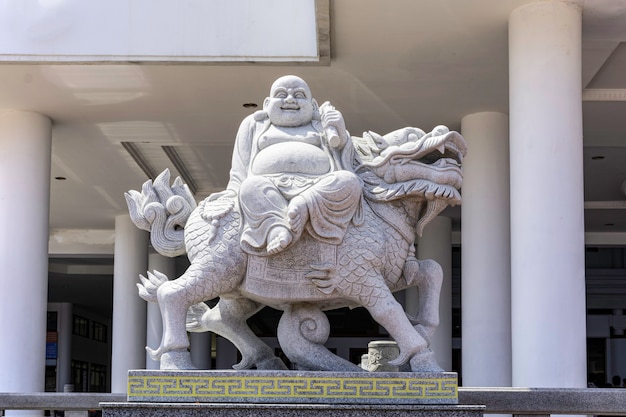 le grandi statue di marmo di Buddha che ridono nel tempio nell'isola di Batam