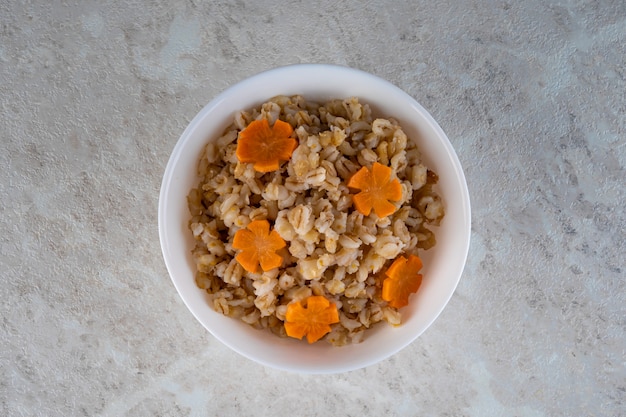 Le graniglie di farro nei cereali sono un prodotto dietetico naturale che si prende cura di un'alimentazione sana.
