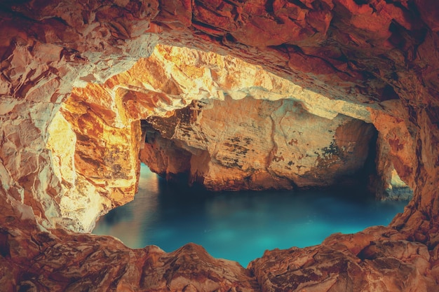 Le grotte naturali di Rosh HaNikra. Tunnel nella roccia