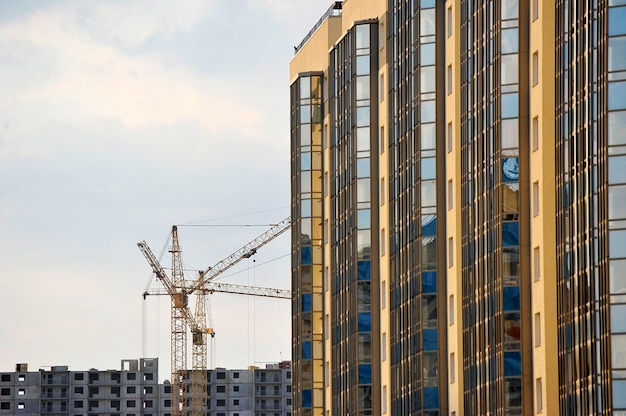 Le gru stanno costruendo una nuova casa