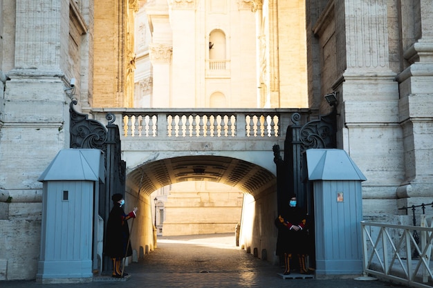 Le guardie svizzere proteggono l'ingresso della basilica di San Pietro in Vaticano.