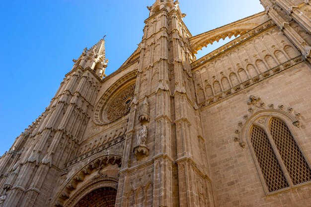 Le guglie torreggianti, la muratura ornata e il fascino gotico invitano dalla vista esterna del famoso punto di riferimento religioso di Maiorca