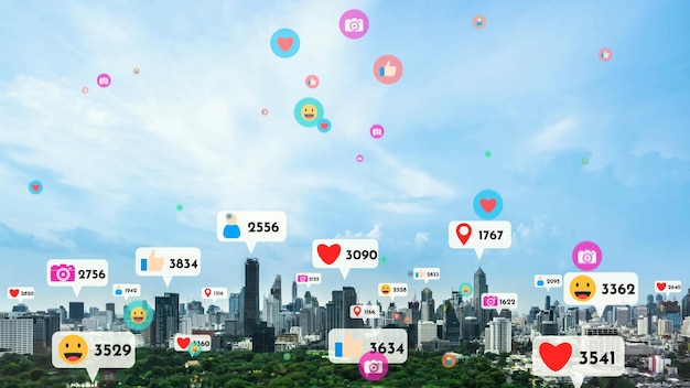 Le icone dei social media sorvolano il centro della città mostrando alle persone la connessione di reciprocità