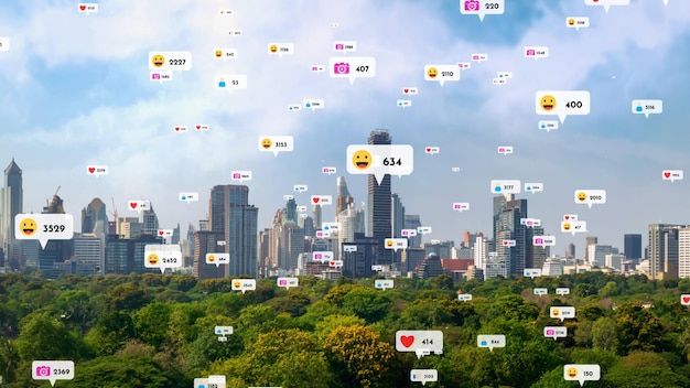 Le icone dei social media sorvolano il centro della città mostrando alle persone la connessione di reciprocità