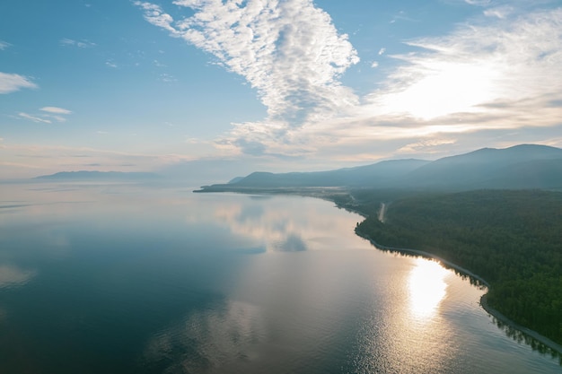 Le immagini estive del Lago Baikal al mattino sono un lago di spaccatura situato nel sud della Siberia, in Russia. Vista del paesaggio estivo del lago Baikal. Vista dall'occhio del drone.