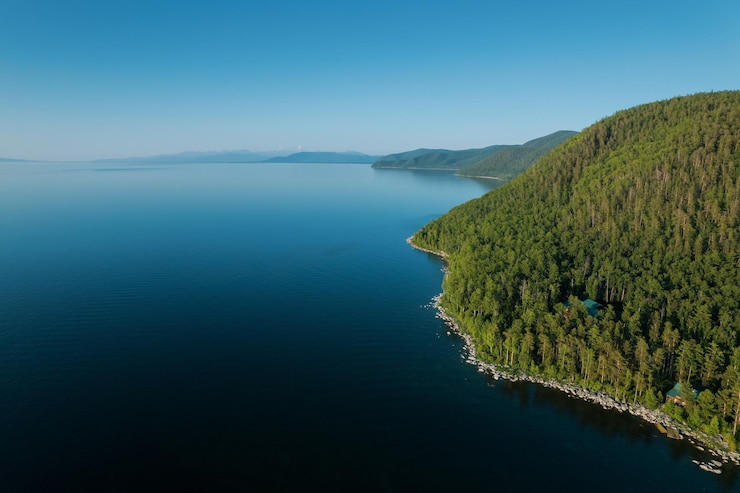 Le immagini estive del Lago Baikal sono un lago di rift situato nel sud della Siberia, Russia Vista del paesaggio estivo del lago Baikal da una scogliera vicino alla baia della nonna. Vista dall'occhio del drone.