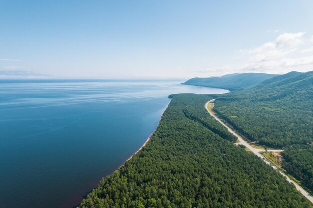 Le immagini estive del Lago Baikal sono un lago di rift situato nel sud della Siberia, Russia Vista del paesaggio estivo del lago Baikal da una scogliera vicino alla baia della nonna. Vista dall'occhio del drone.