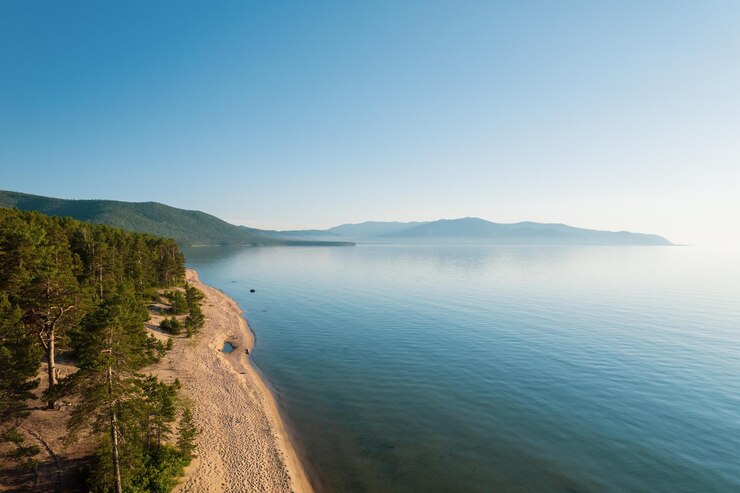 Le immagini estive del Lago Baikal sono un lago di rift situato nel sud della Siberia, Russia Vista del paesaggio estivo del lago Baikal da una scogliera vicino alla baia della nonna. Vista dall'occhio del drone.