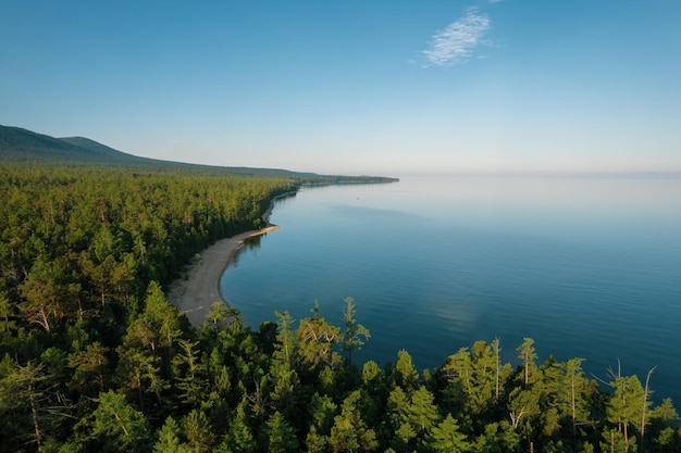 Le immagini estive del lago Baikal sono un lago di rift situato nella Siberia meridionale Russia Vista del paesaggio estivo del lago Baikal Vista dell'occhio del drone