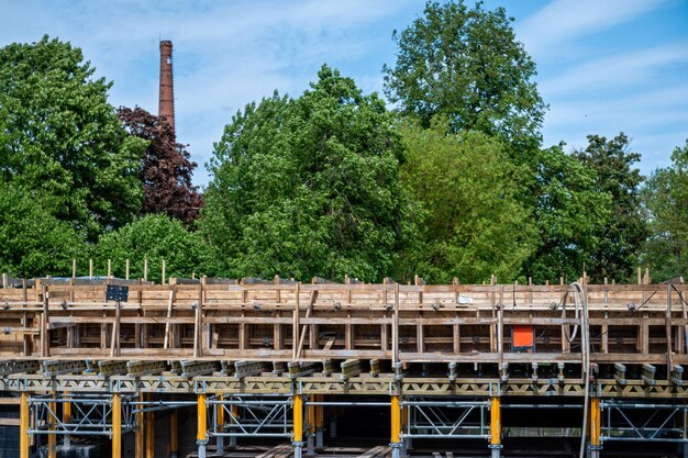 Le impalcature di legno sul cantiere di un nuovo ponte