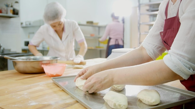 Le impiegate del panificio lavorano, ampia visuale