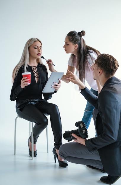 Le indicazioni del fotografo visionano le idee creative del servizio fotografico concept creative