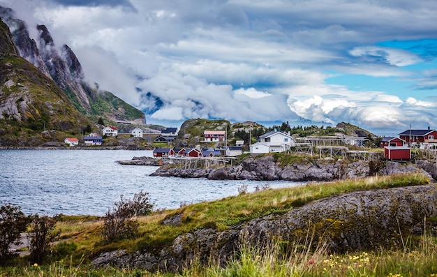 Le isole Lofoten sono un arcipelago della contea del Nordland, in Norvegia. È noto per uno scenario caratteristico con montagne e vette spettacolari, mare aperto e baie riparate, spiagge e terre incontaminate.