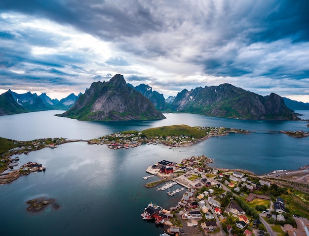 Le isole Lofoten sono un arcipelago della contea del Nordland, in Norvegia. È noto per uno scenario caratteristico con montagne e vette spettacolari, mare aperto e baie riparate, spiagge e terre incontaminate.