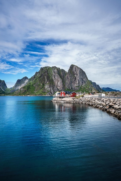 Le isole Lofoten sono un arcipelago della contea del Nordland, in Norvegia. È noto per uno scenario caratteristico con montagne e vette spettacolari, mare aperto e baie riparate, spiagge e terre incontaminate.