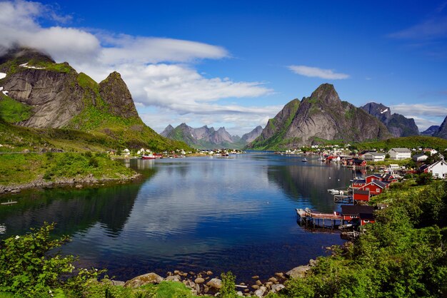 Le isole Lofoten sono un arcipelago nella contea di Nordland, in Norvegia. È noto per uno scenario caratteristico con montagne e cime spettacolari, mare aperto e baie riparate, spiagge e terre incontaminate.