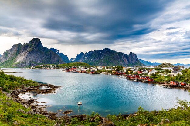 Le isole Lofoten sono un arcipelago nella contea di Nordland, in Norvegia. È noto per uno scenario caratteristico con montagne e cime spettacolari, mare aperto e baie riparate, spiagge e terre incontaminate.