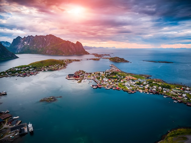 Le isole Lofoten sono una fotografia aerea dell'arcipelago., Norvegia. È noto per uno scenario caratteristico con montagne e cime spettacolari, mare aperto e baie riparate, spiagge e terre incontaminate.