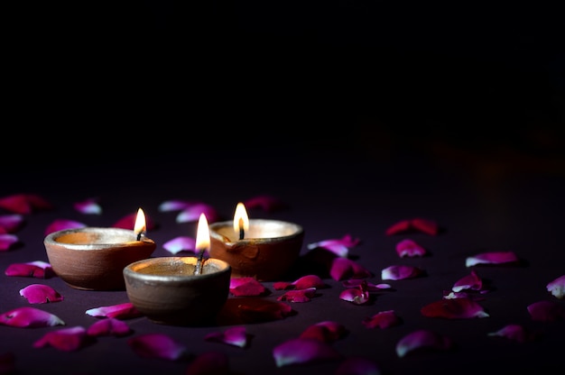 Le lampade di diya dell'argilla si sono accese durante la celebrazione di diwali. Biglietto d'auguri Indian Hindu Light Festival chiamato Diwali