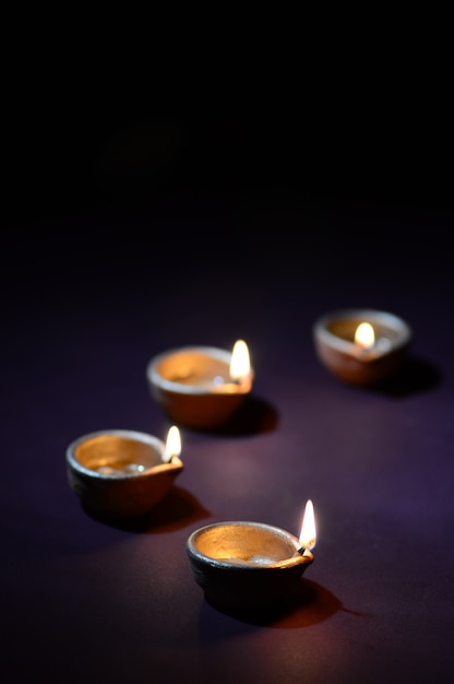 Le lampade variopinte di Diya (lanterna) dell'argilla si sono accese durante la celebrazione di Diwali. Biglietto d'auguri Design Indian Hindu Light Festival chiamato Diwali.