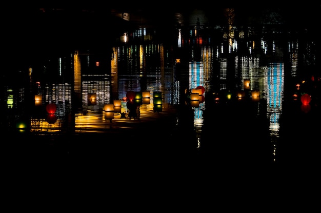 Le lanterne luminose nel lago della città