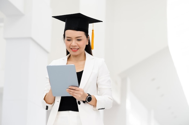 Le laureate di dottorato che indossano cappelli di laurea neri con nappe gialle sono all'università.