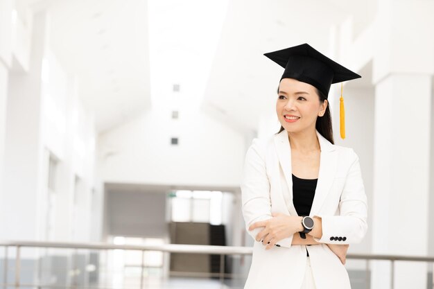 Le laureate di dottorato che indossano cappelli di laurea neri con nappe gialle sono all'università.