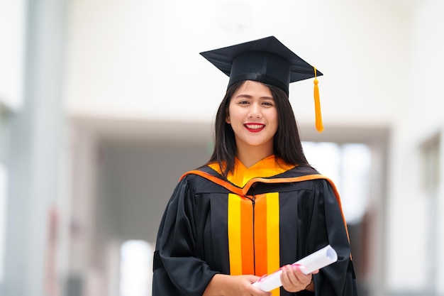 Le laureate indossano abiti neri e nappe gialle in attesa di partecipare alla cerimonia di inizio dell'università