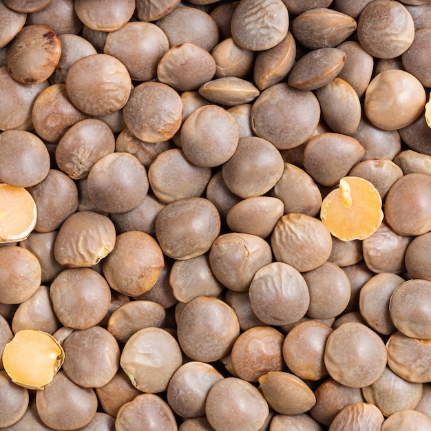 Le lenticchie rosse sgusciate marroni si chiudono su