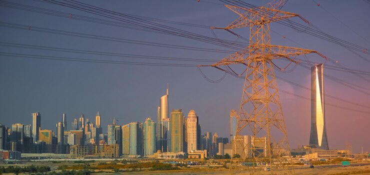 Le linee elettriche ad alta tensione di Dubai ai grattacieli al tramonto nella nebbia sullo sfondo
