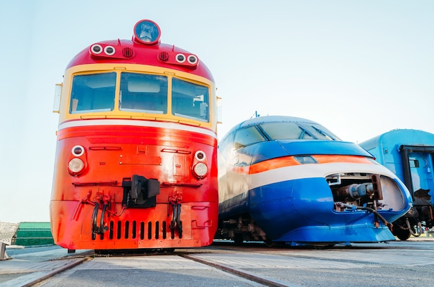 Le locomotive dei treni antichi e moderni di profilo sono visualizzate in una riga