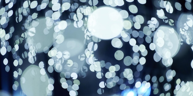 Le luci blu del bokeh dalle ghirlande di festa di natale hanno offuscato le luci dell'estratto del fondo festivo