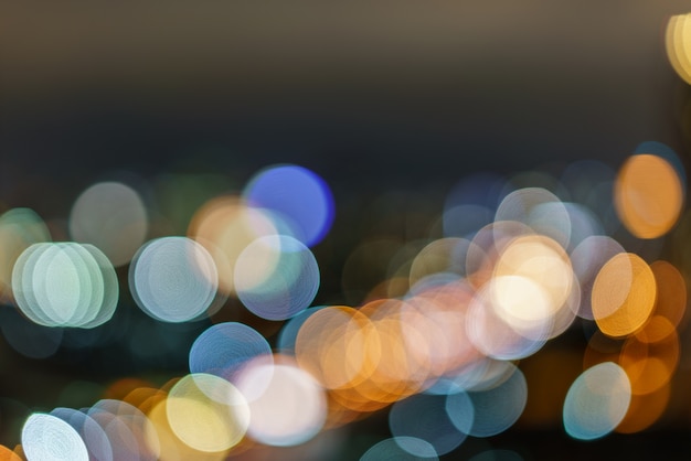 Le luci Defocused sottraggono il fondo rotondo variopinto del bokeh