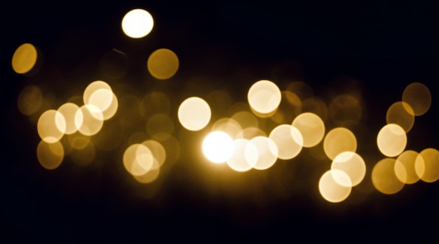 Le luci dorate di Bokeh di notte