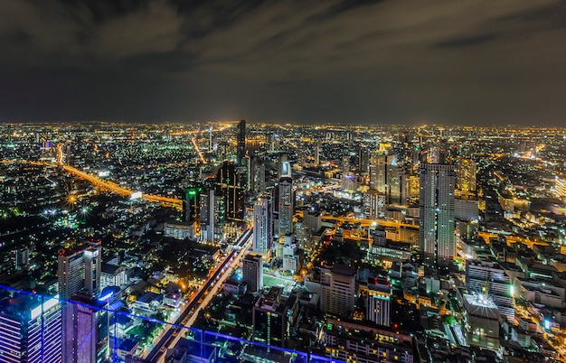 Le luci serali e notturne di Bangkok viste da un angolo