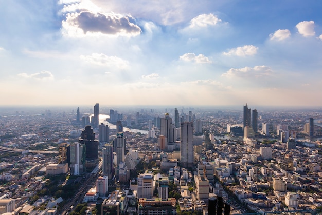 Le luci serali e notturne di Bangkok viste da un angolo