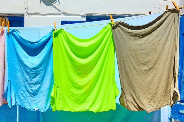 Le magliette di diversi colori si asciugano all'aperto nelle giornate di sole