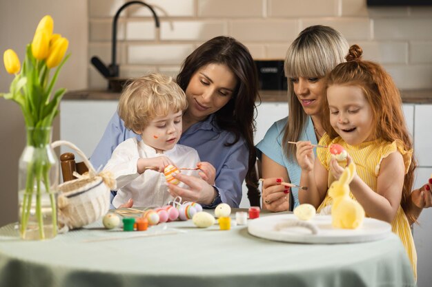 Le mamme con i loro figli dipingono le uova in vista delle festività pasquali