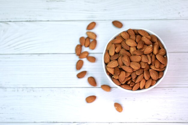 Le mandorle in tazza sono perfette per una colazione luminosa e bella.