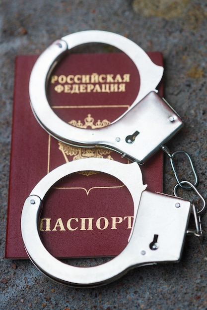 Le manette sono sul passaporto della Federazione Russa. punizione in Russia. Foto di alta qualità