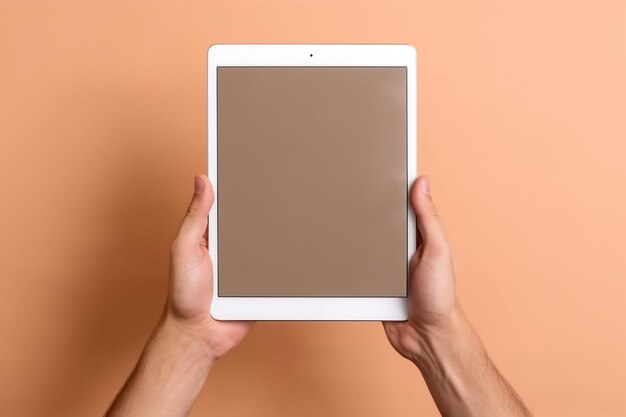 Le mani caucasiche che tengono un tablet simulano l'illustrazione generata dall'intelligenza artificiale