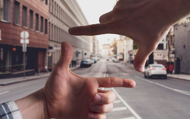 Le mani che fanno una cornice quadrata, gesto del segno della fotocamera