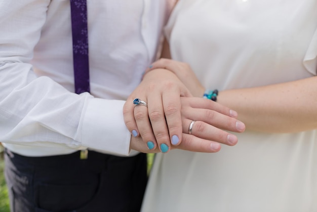 Le mani degli sposi al matrimonio in fedi nuziali, primo piano senza facce