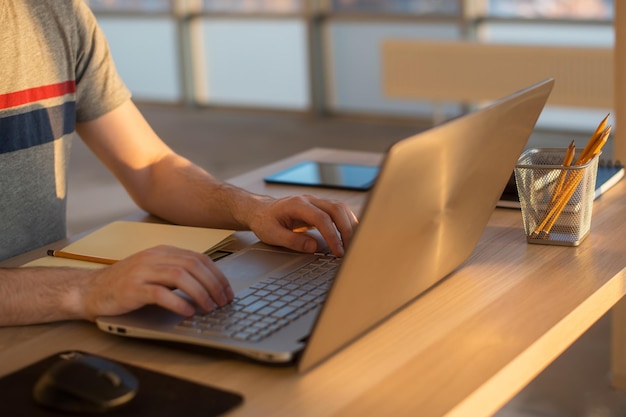 Le mani degli uomini sul posto di lavoro dell'uomo d'affari del taccuino