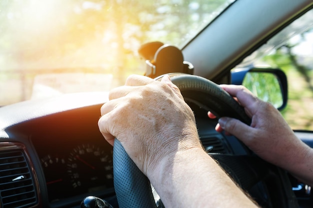 Le mani degli uomini sul volante