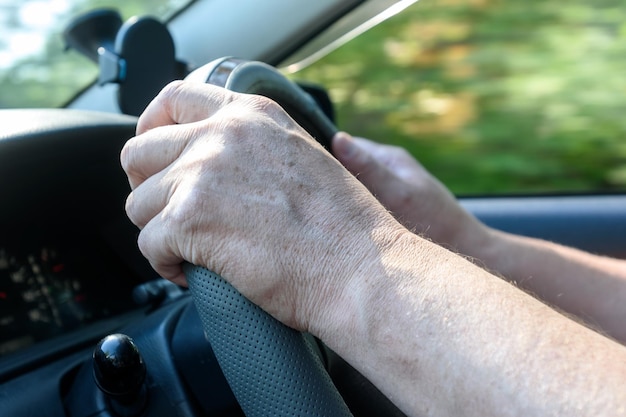 Le mani degli uomini sul volante