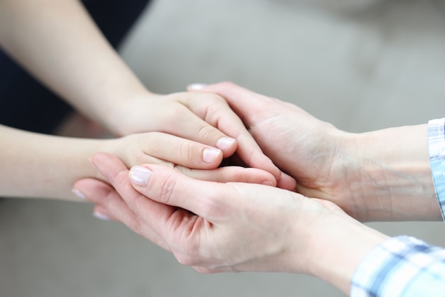 Le mani dei bambini e delle donne si sono unite insieme primo piano