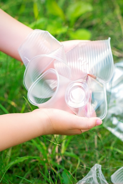 Le mani dei bambini puliscono il parco