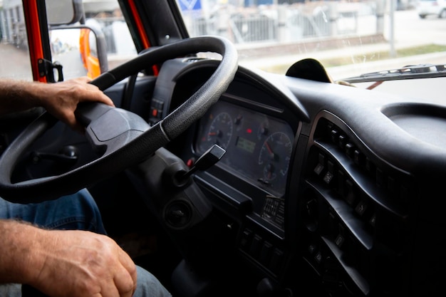 Le mani del camionista sono tenute dal volante del camion